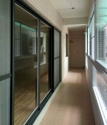 台南櫥櫃玻璃門廚房實景 - 現代黑框設計